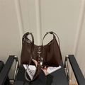 Borsa a spalla in pelle verniciata marrone scuro con fibbie vintage e borchie in metallo - caffè