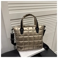 Borsa tote trapuntata dorata con motivo a scacchi e spalline nere regolabili - Oro