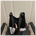 Dettaglio di una borsa tote nera con stampa leopardata e ampie tracolle in tessuto - Nero