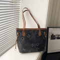 Elegante borsa tote nera con stampa di lettere e manici in pelle marrone - Nero