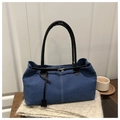 Detail van donkerblauwe denim shopper met witte stiksels en zwarte leren handvatten - Blauw
