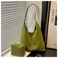 Dettaglio set borse in pelle scamosciata verde oliva con stampa leopardata e pochette - Verde