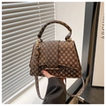 Détail du sac monogramme marron avec fermoir doré et bandoulière réglable - Café Rond