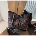 Grote vintage leopard tote bag met zwarte riemen voor dagelijks woon-werkverkeer - koffiekleur