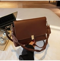 Bolso de hombro vintage en cuero mate marrón oscuro con hebilla dorada y correa ancha - café