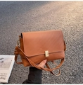 Bolso bandolera vintage marrón caramelo con cierre dorado y correa ajustable - Marrón
