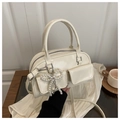 Cremeweiße Boston Handtasche aus Kunstleder mit Perlenanhänger und verstellbarem Gurt - Weiß