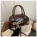 Dunkelbraune Boston Bag aus Lackleder mit Perlen-Schleifen-Anhänger und Vordertasche - Kaffeebraun