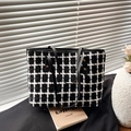 Bolso tote grande de tweed a cuadros blancos y negros con asas de cuero sobre blazer - Negro