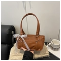 Braune Boston Tasche aus Kunstleder mit silbernen Nieten und weißer Spitzenschleife - Braun