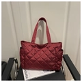 Detalle de bolso shopper acolchado color vino con costuras de diamante en silla - Burdeos