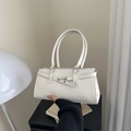 Bolso de mano rectangular beige minimalista con correas decorativas y herrajes plateados - Blanco