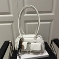 Borsa a spalla bianca minimalista con due tasche anteriori e ciondolo a racchetta da tennis - Bianco Con Ciondolo