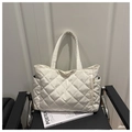 Bolso tote blanco de nailon acolchado con rombos y cremallera lateral en silla - Blanco