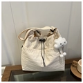 Detail der cremeweißen Nylon-Tasche mit Außentasche und flauschigem Wolkenanhänger - Mit Anhänger / Gebrochenes Weiß