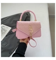 Roze crossbodytas detail met geweven flap en gouden kwastje voor damesmode - Roze