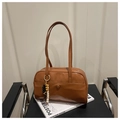 Détail du sac bandoulière marron avec pendentif en perles décoratives et poche externe - Marron avec Pendentif