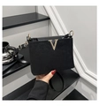 Sac bandoulière minimaliste en velours noir avec logo V doré et rabat en cuir lisse - Noir