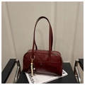 Détail du sac cabas bordeaux en similicuir brillant avec charme en perles et poche magnétique - Rouge Bourgogne Avec Pendentif