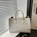 Bolso tote blanco minimalista con estampado de monograma M y herrajes de metal dorado - Blanco