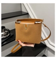 Sac seau marron en daim et cuir avec décoration en V dorée et bandoulière chic - Marron