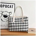 Detailansicht der schwarz-weißen Tweed-Tasche mit Fokus auf Textur und stabilen Henkeln - Weiß