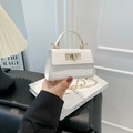 Mini borsa bianca con motivo a coccodrillo, catena dorata e chiusura a scatto - Bianco