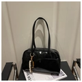 Sac à bandoulière en similicuir noir brillant avec pendentif perlé et poche avant - Noir Avec Pendentif