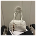 Sac à épaule blanc en similicuir minimaliste avec breloque en perles de bois et poche avant - Blanc Avec Pendentif