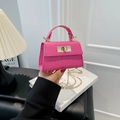 Borsa rosa con trama a coccodrillo, tracolla a catena dorata e chiusura a scatto - Rosa scuro