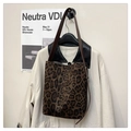 Grand sac cabas léopard en daim rétro avec de fines bandoulières en cuir marron - Noir