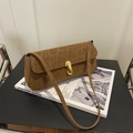 Braune Schultertasche mit Leopardenmuster, Hufeisenschnalle und Retro-Wildlederklappe - Braun