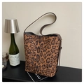 Sac seau rétro à imprimé léopard en daim avec longue bandoulière marron - Marron