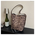 Sac seau chic à imprimé léopard en daim avec bandoulière marron et boucle dorée - Kaki
