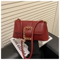 Bolso baguette retro de cuero rojo oscuro con hebilla dorada y una correa elegante - Rojo