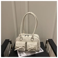 Dettaglio della borsa a spalla in pelle verniciata bianca con fiocchi e tasche frontali - Bianco
