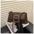 Elegante bolso cuadrado marrón oscuro para mujer con una hebilla de cadena dorada de moda - café