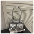 Dettaglio borsa a spalla argento metallizzato con tasche a fiocco su libri decorativi - Argento