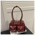 Dettaglio borsa in pelle lucida bordeaux con tasche anteriori e decorazioni a fiocco - Rosso
