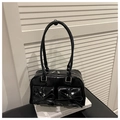 Dettaglio della borsa a spalla nera lucida con tasche a fiocco e finiture in argento - Nero