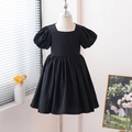 Détail de robe noire pour fille avec col carré français et manches bouffantes élégantes - 90cm / Noir
