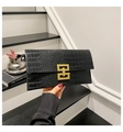 Minimalistische schwarze Briefumschlag-Clutch mit Steinmuster und goldener Metallschnalle - Schwarz