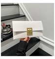 Weiße Briefumschlag-Clutch aus Kunstleder mit Krokostruktur und Goldverschluss - Weiß