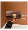 Dunkelbraune Umschlag-Clutch mit Krokodilstruktur und goldenem Metallverschluss - Kaffeebraun
