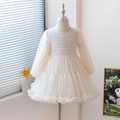 Detailansicht der Spitzen-Smok-Arbeit und des Tüllnetzes an einem cremefarbenen Mädchenkleid - XS / Cremeweiß