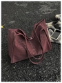 Detailansicht der weinroten Totebag mit Leopardenmuster und Magnetverschluss im Freien - Rot