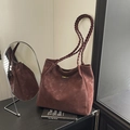 Borsa tote in camoscio bordeaux con tracolla intrecciata e logo dorato minimalista - Rosso