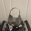 Bolso bandolera retro semicircular de cuero gris oscuro con logo M plateado - Negro
