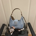 Bolso medialuna de mezclilla azul claro con ribete de cuero marrón y hebilla M plata - Azul claro