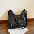 Detalle del bolso hobo negro de gran capacidad con hebilla metálica y cremallera lateral - Negro